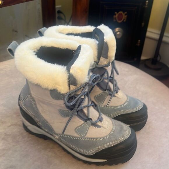 Cabela's Baby Blue Suede Thinsulate Hiking *Snow Bunny* Boot Size 7 EUC - Picture 1 of 9